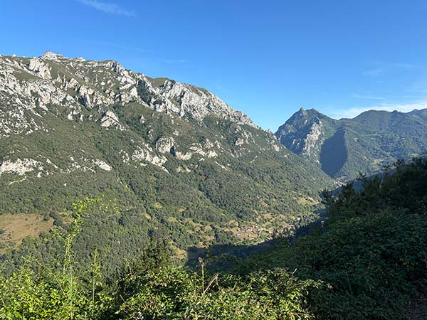 Bandujo, en Asturias, domina el valle y su situación estratégica hizo que en el medievo este pueblo fuera tan importante