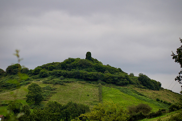 Vista de las ruinas del castillo de Tudela en la Focara en Olloniego en Asturias