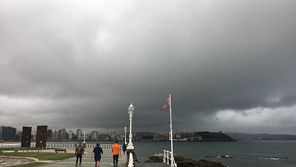 Cielo plomizo y amenazante de temporal en otoño en Asturias