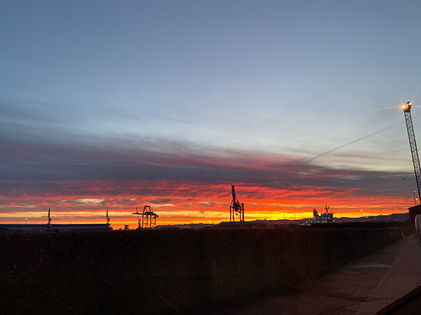 Amanecer en el puerto del Musel en Gijón