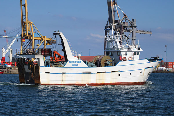 Arrastrero abandonando el puerto del Musel en Gijón rumbo a los caladero
