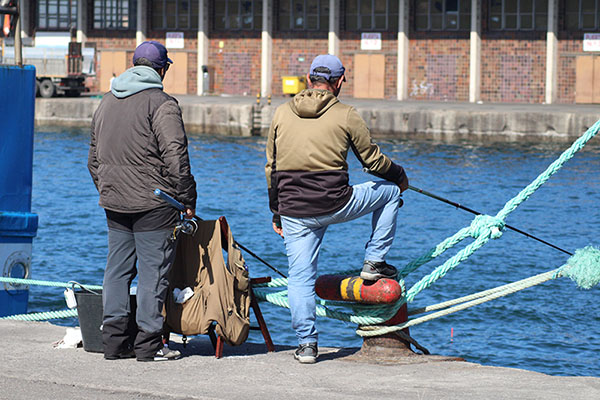 Pescadores en el puerto del Musel en Gijón