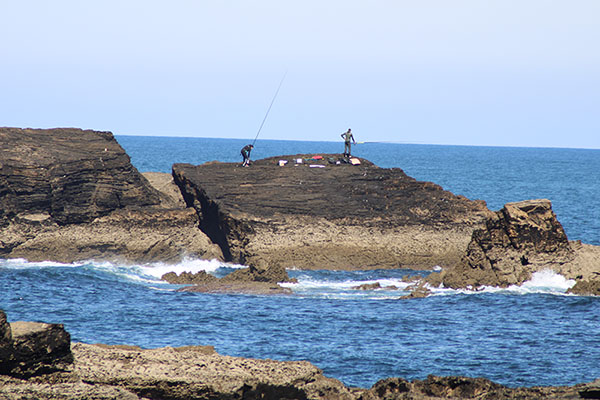 Pescadores de costa aprovechando el mar revuelto que propicia buena pesca