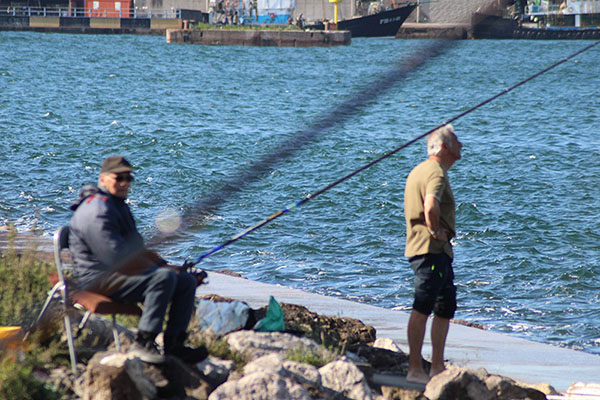 Pescando a boya en la escollera del muelle Rendiello del Musel en Gijón