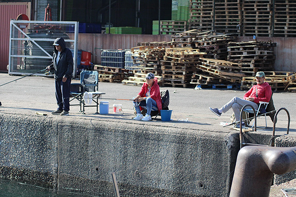 Pescando en el puerto del Musel en Gijón