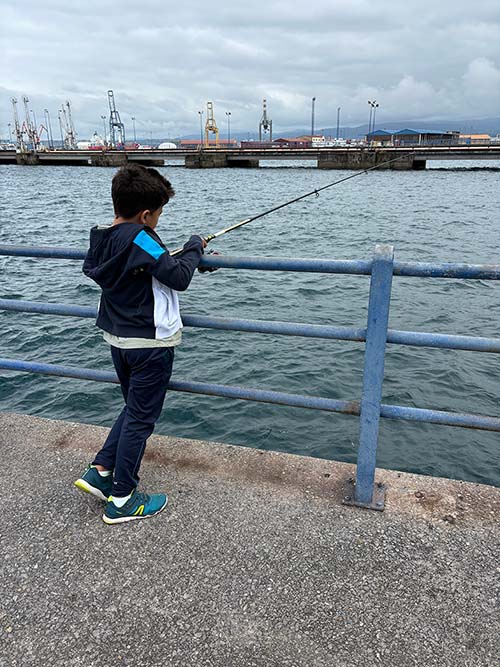 Pescando en el puerto del Musel en Gijón