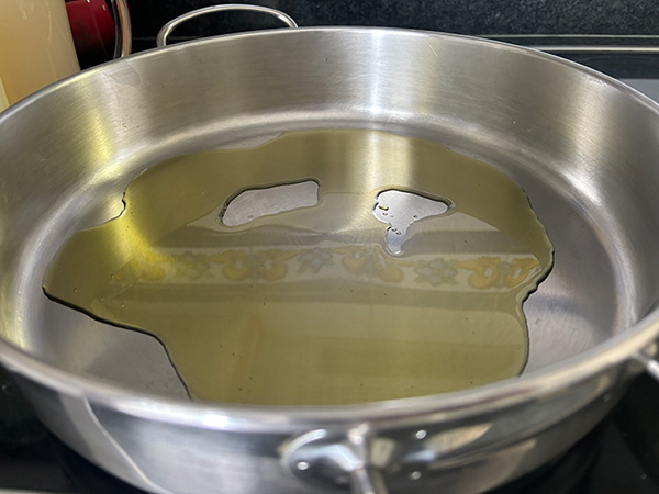 Calentando el aceite para la salsa verde