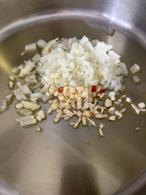 Haciendo el pochado para la salsa verde