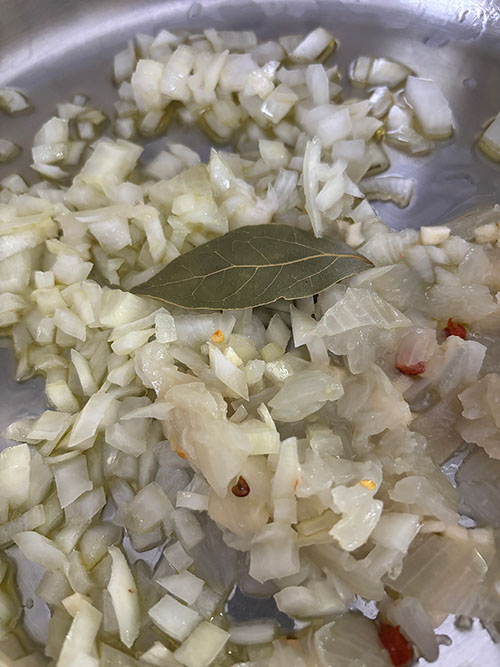 Haciendo el pochado para la salsa verde
