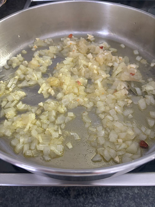 Haciendo el pochado para la salsa verde