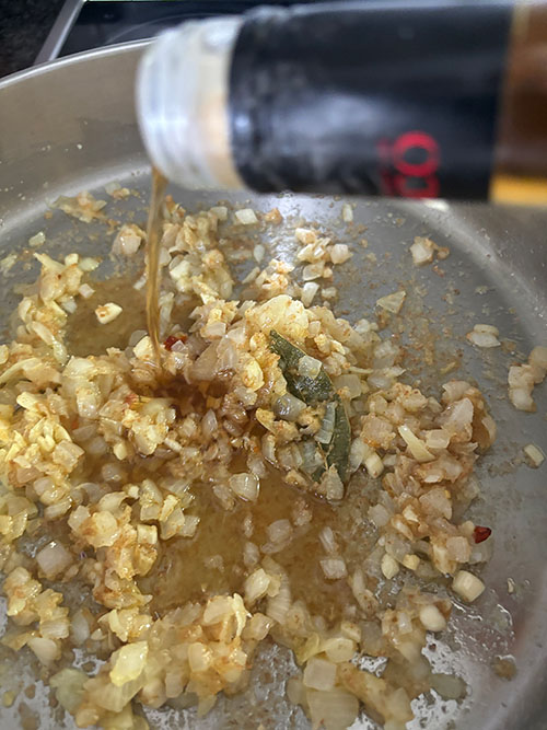 Echando el coñac al pochado para la salsa verde
