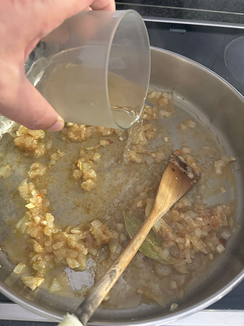 Echando el vino al pochado para la salsa verde