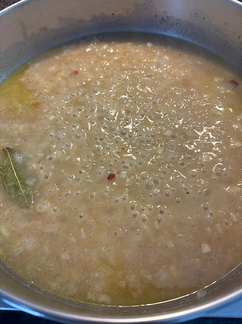Dejando quemar el alcohol del pochado para la salsa verde
