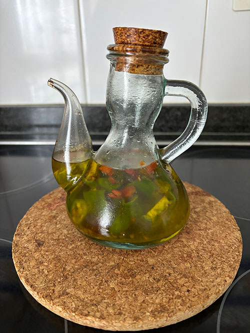 Aceite de oliva virgen extra con guindillas y pimientos de padrón