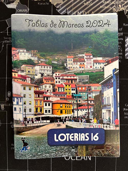 Tabla de mareas clásica en formato librito de papel