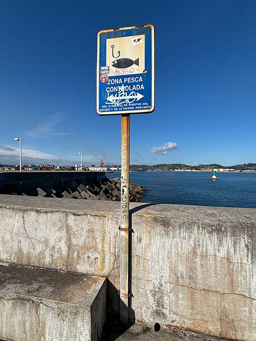 Señal que autoriza la pesca en el puerto