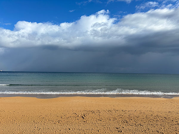 Cielo plomizo y amenazante de temporal en otoño en Asturias
