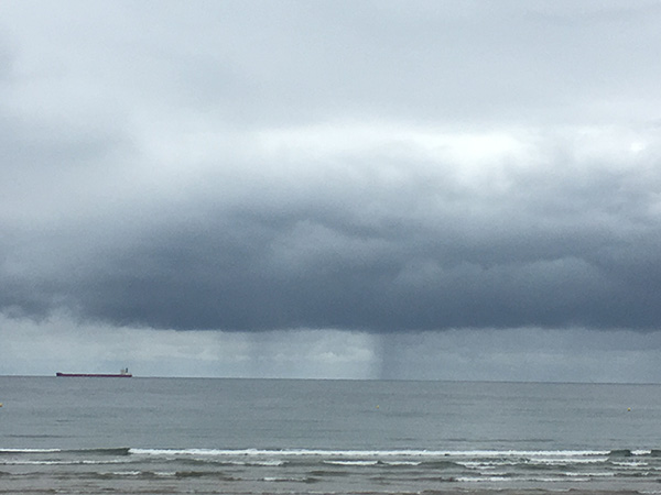 Cielo plomizo y amenazante de temporal en otoño en Asturias