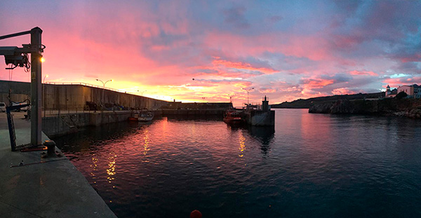 Bonito amanecer pescando en el puerto de Llanes