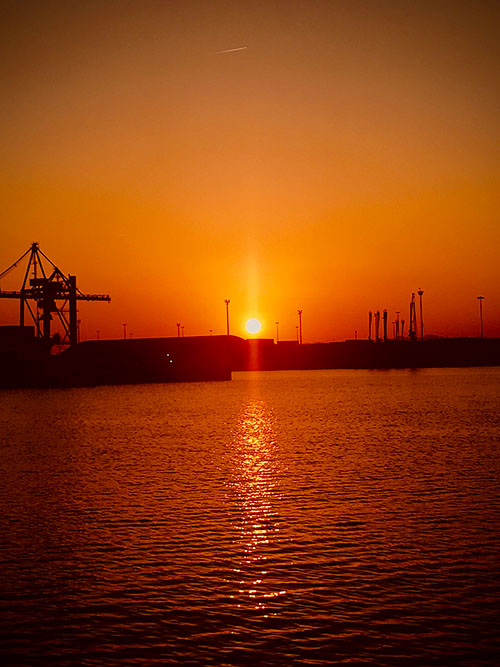Amanecer otoñal en el puerto del Musel en Gijón