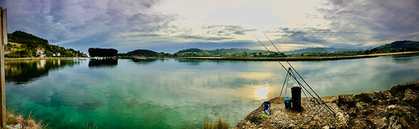 Pescando en el puerto del Puntal de la ría de Villaviciosa en Asturias