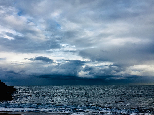 Cielo plomizo y amenazante de temporal en otoño en Asturias