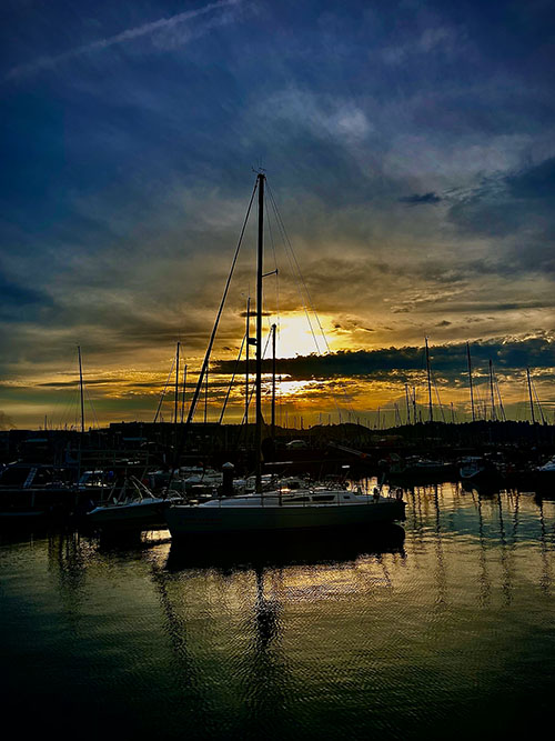 Oscurece en otoño en el puerto deportivo de Gijón