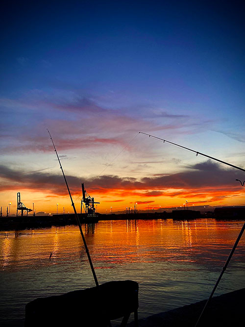 Amanecer otoñal en el puerto del Musel en Gijón