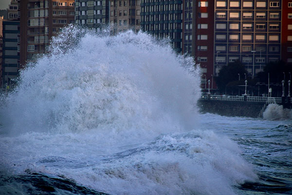 Temporal marino otoñal en la bahía de San Lorenzo en Gijón