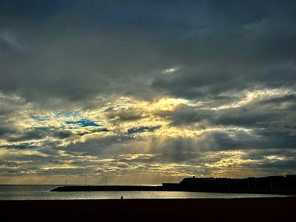 Amanecer otoñal en la playa del Arbeyal en Gijón