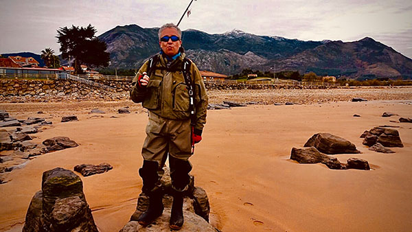 El autor del artículo en un día de pesca con señuelos artificiales (spinning) embutido en su vadeador, observa su cara de felicidad y eso que aun no empezó a pescar
