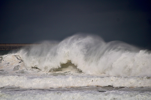 Temporal marino otoñal en la bahía de San Lorenzo en Gijón