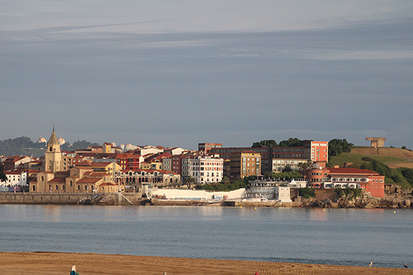 Vista de parte del actual barrio de Cimadevilla desde la playa de San Lorenzo en Gijón