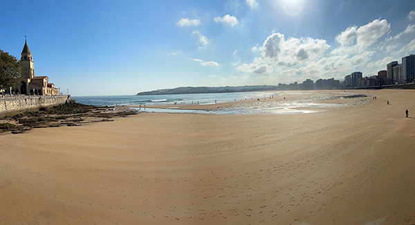 Paseo de la playa de San Lorenzo en Gijón, al pie de la iglesia se encuentra el museo de las termas romanas