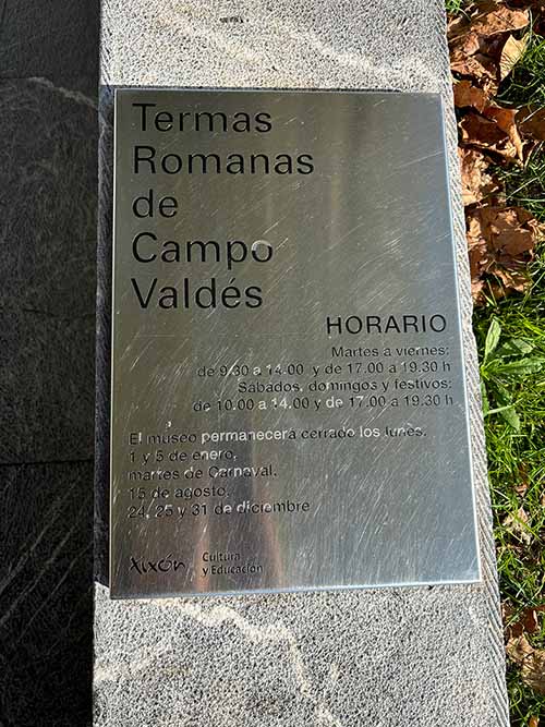 Cuadro de horarios para la visita al museo de las Termas Romanas de Gijón