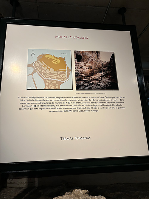 Panel explicativo sobre la muralla romana de Gijón