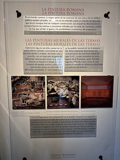Panel explicativo sobre las pinturas murales en el museo de las termas romanas de Gijón