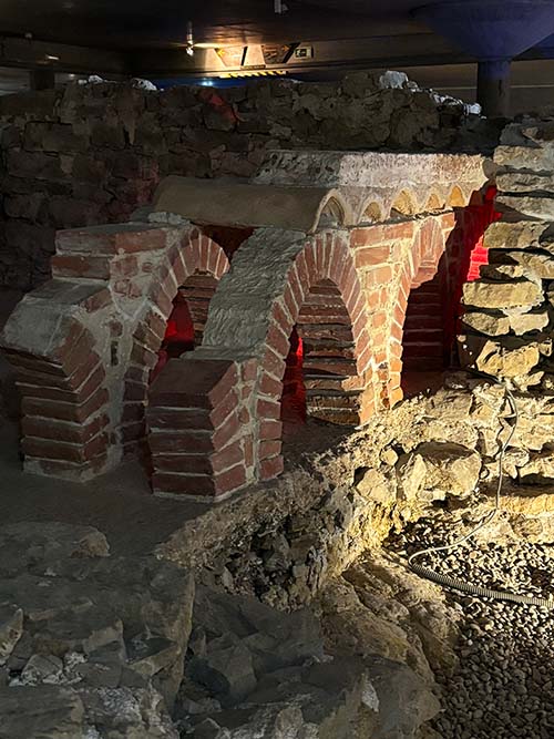 Interior del museo de las termas romanas de Campo Valdés en Gijón