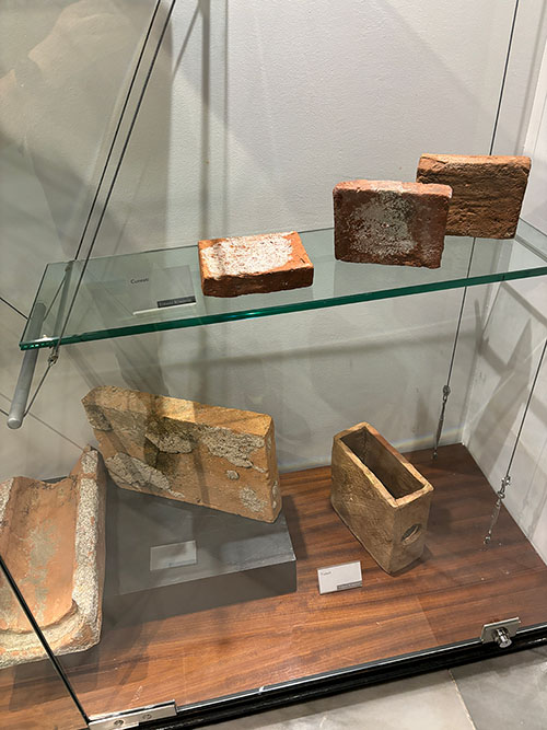 Muestra de materiales de construcción en las termas romanas de Gijón