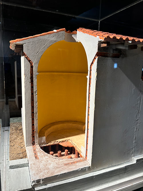 Parte de la maqueta que muestra el sistema de calor en las termas romanas de Campo Valdés en Gijón