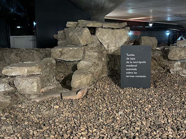 Vista de parte de la necrópolis medieval descubierta en las excavaciones de las termas romanas de Gijón