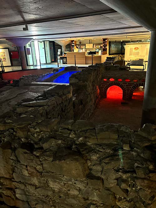 Interior del museo de las Termas romanas de Gijón