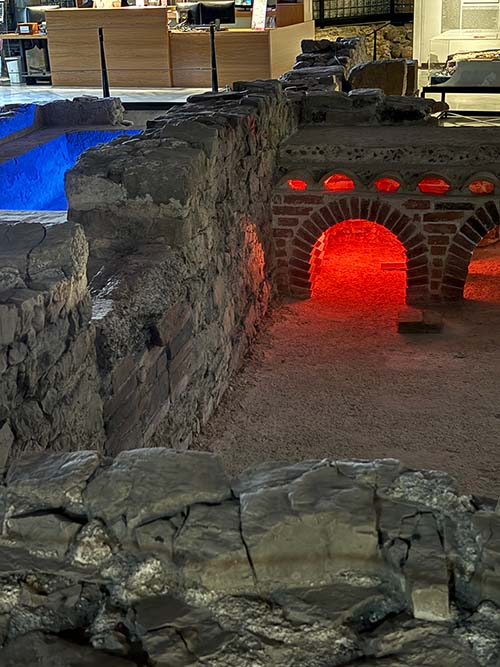 Interior del museo de las termas romanas de Campo Valdés en Gijón