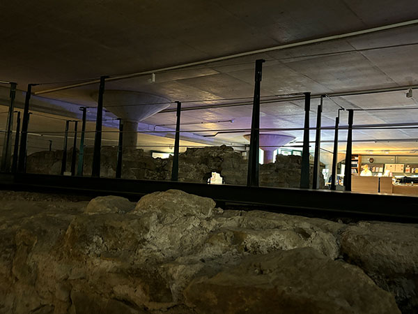 Pasarela dentro del museo de las termas romanas del campo valdes en Gijón