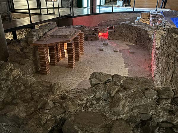 Interior del museo de las termas romanas de Campo Valdés en Gijón