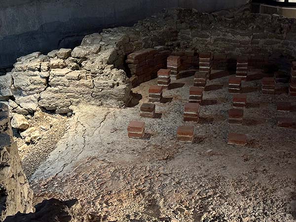 Interior del museo de las termas romanas de Campo Valdés en Gijón