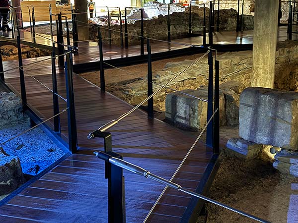 Pasarela dentro del museo de las termas romanas del campo valdes en Gijón