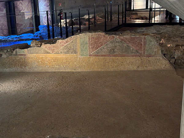 Restos de pinturas murales en las termas romanas de Gijón