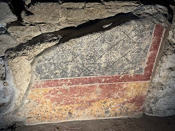 Restos de pinturas murales en las termas romanas de Gijón