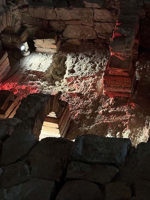 Interior del museo de las termas romanas de Campo Valdés en Gijón